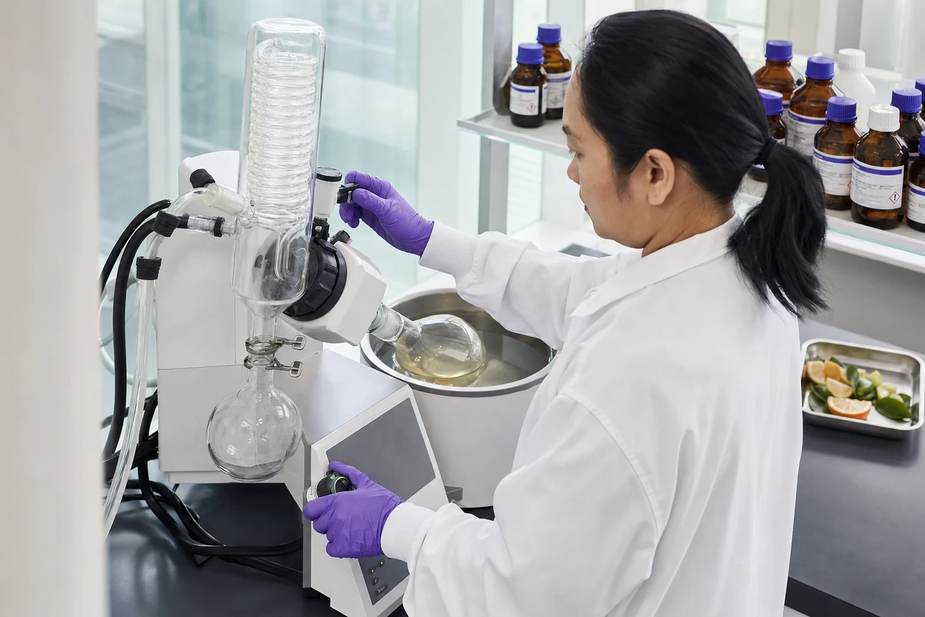 Flavourist mengoperasikan rotary evaporator untuk memekatkan ekstrak alami